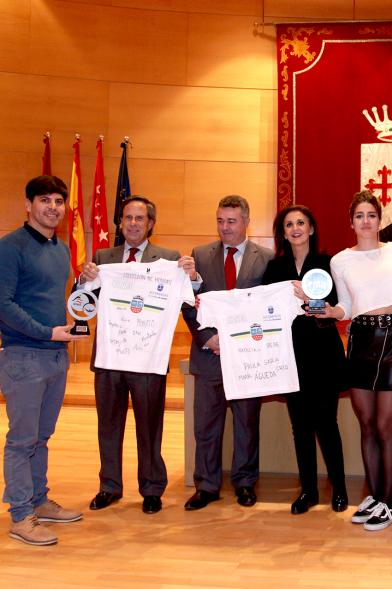 Recepción del Club Natación - Toma parcial de los jugadores con el alcalde y el trofeo.
