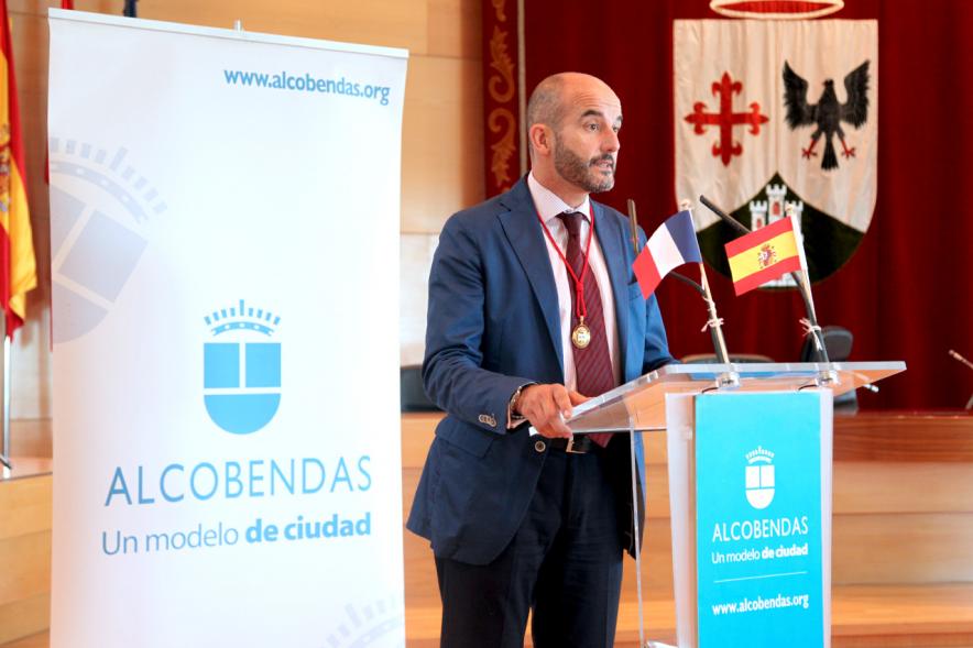 Recepción a la Asociación de Jumelage de Epinay - Imagen de persona dirigiéndose al público asistente.