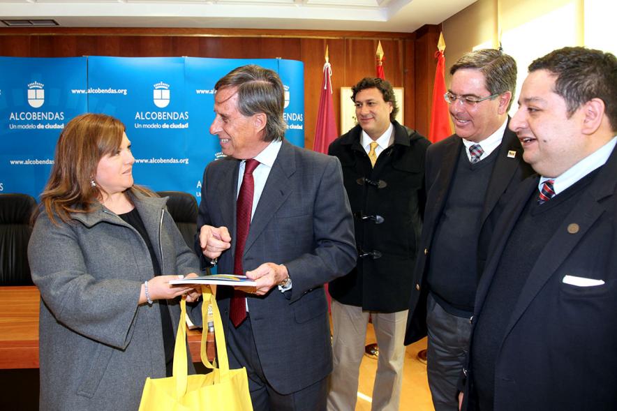 Recepción Delegación de Chile - Imagen del alcalde García de Vinuesa recibiendo unos obsequios por parte de una persona de la delegación chilena.