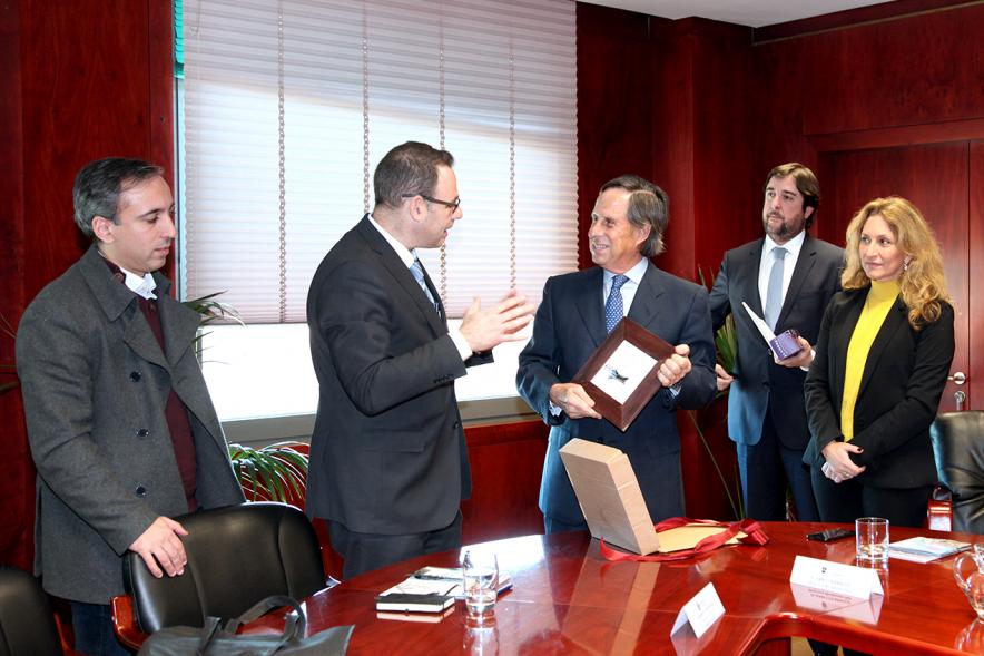 Recepción de Delegación Portuguesa -  Imagen del alcalde García de Vinuesa recibiendo un regalo de la delegación portuguesa. 