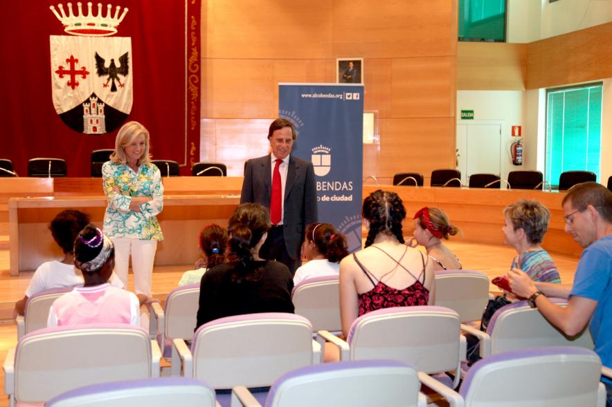 Recepción Niños Saharauis Programa Vacaciones en Paz - El alcalde saluda a los niños. 