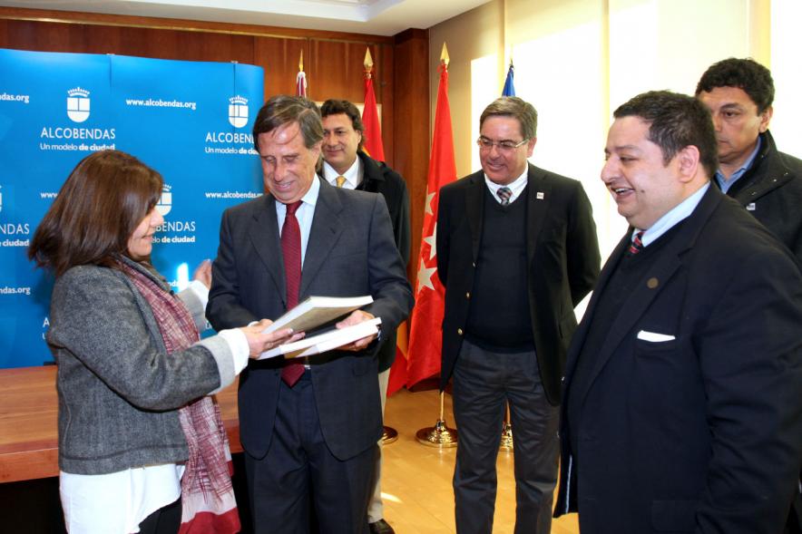 Recepción Delegación de Chile - Imagen del alcalde García de Vinuesa recibiendo unos obsequios por parte de una persona de la delegación chilena.