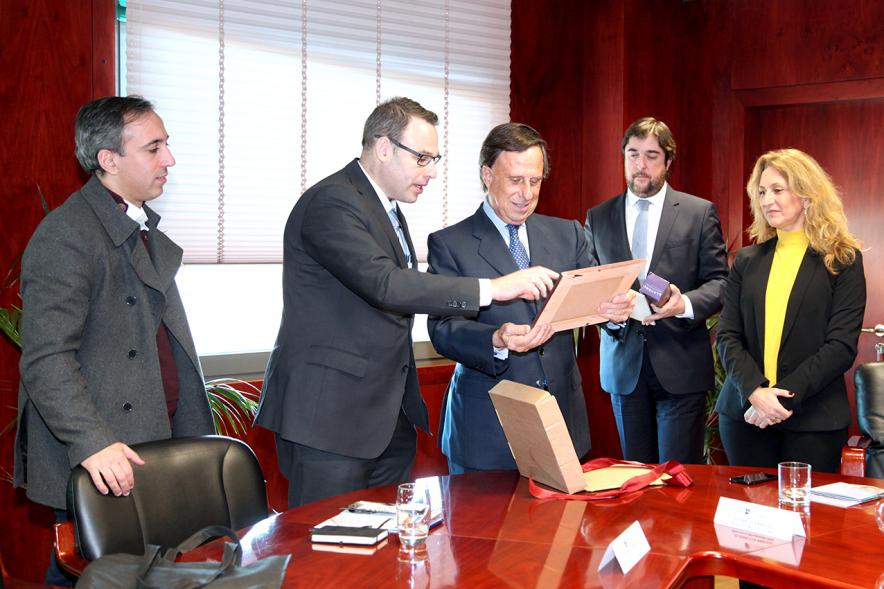 Recepción de Delegación Portuguesa - Imagen del alcalde García de Vinuesa recibiendo un regalo de la delegación portuguesa. 