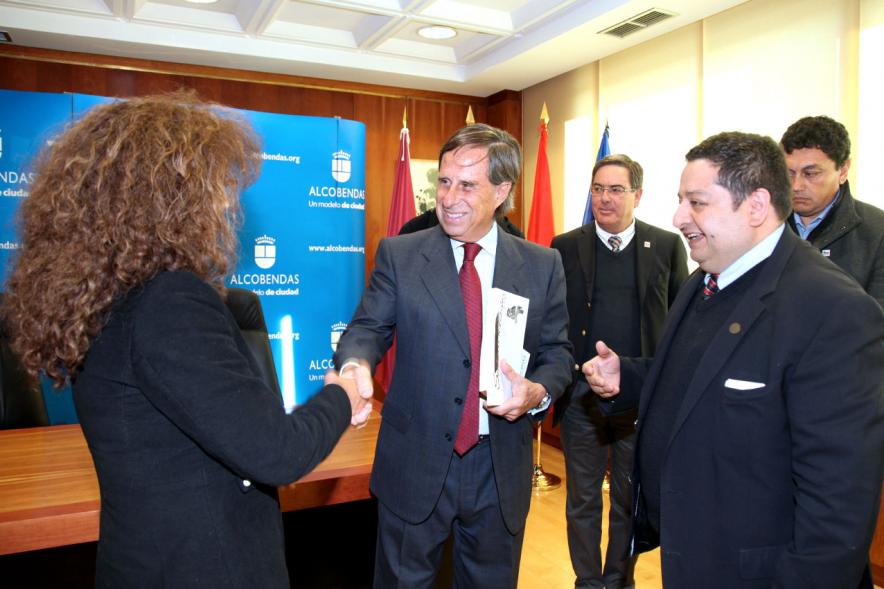 Recepción Delegación de Chile - Imagen del alcalde García de Vinuesa salidando a personas de la delegación chilena.