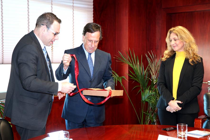 Recepción de Delegación Portuguesa -  Imagen del alcalde García de Vinuesa recibiendo un regalo de la delegación portuguesa. 