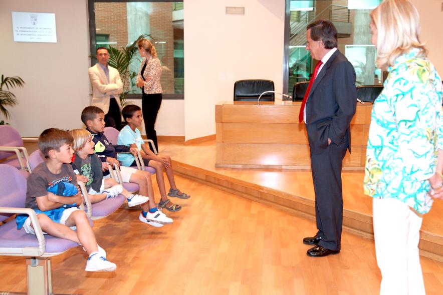 Recepción Niños Saharauis Programa Vacaciones en Paz - El alcalde saluda a los niños. 