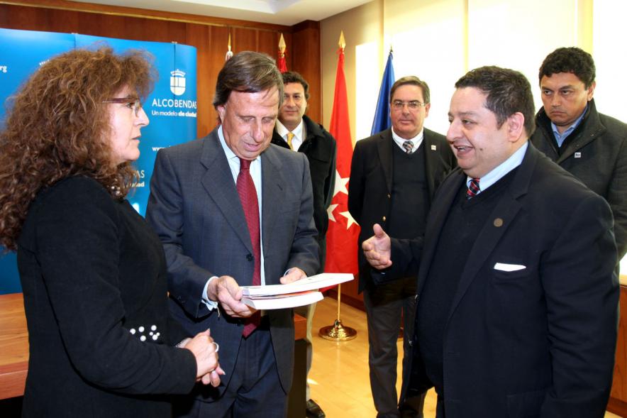 Recepción Delegación de Chile - Imagen del alcalde García de Vinuesa recibiendo unos obsequios por parte de una persona de la delegación chilena.