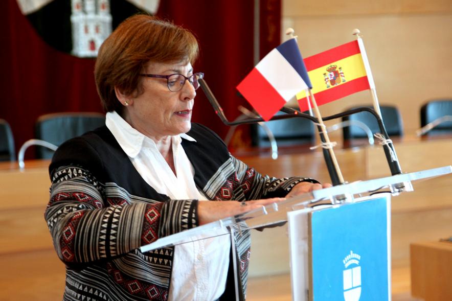 Recepción a la Asociación de Jumelage de Epinay - Imagen de persona dirigiéndose al público asistente.