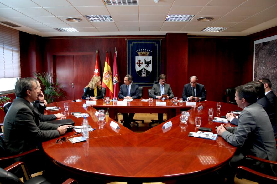 Recepción de Delegación Portuguesa - Imagen de la mesa redonda con la delegación portuguesa y los representantes de Alcobendas.  