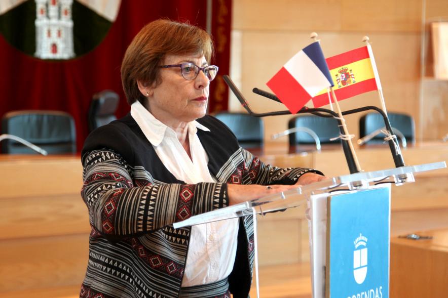 Recepción a la Asociación de Jumelage de Epinay - Imagen de persona dirigiéndose al público asistente.