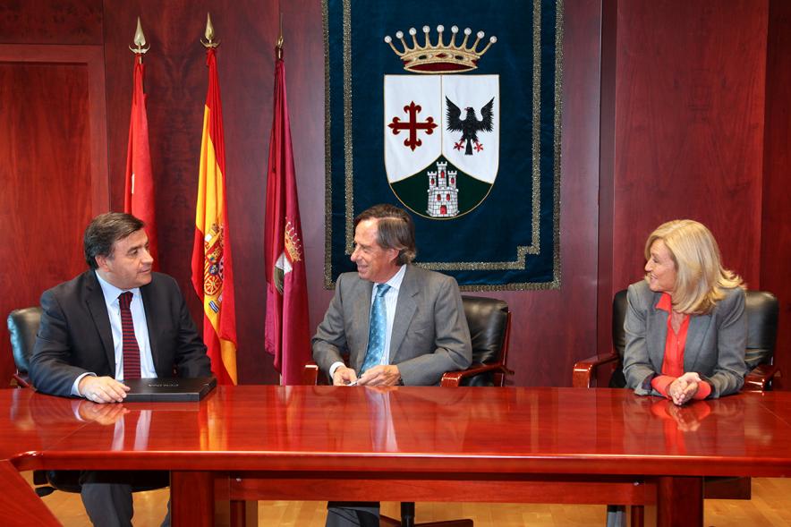 Recepción al Alcalde de Colina (Chile) -  Los  dos alcaldes y  una concejal.