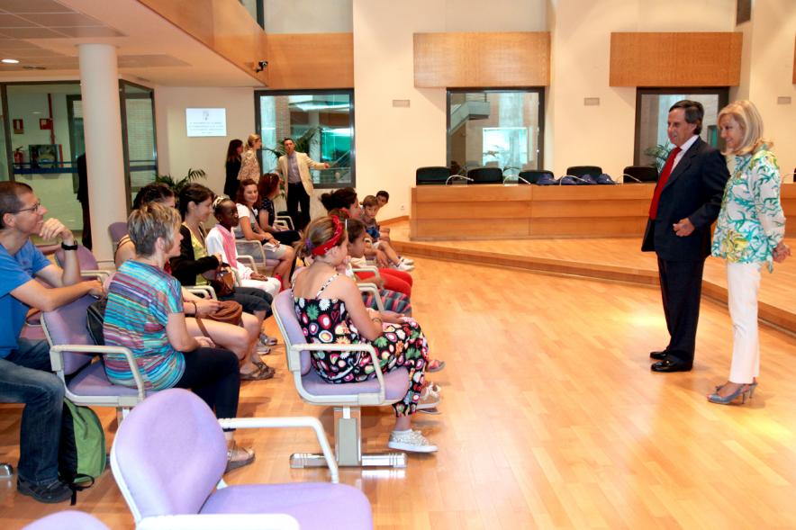 Recepción Niños Saharauis Programa Vacaciones en Paz -  Toma lateral de los niños y el  alcalde.