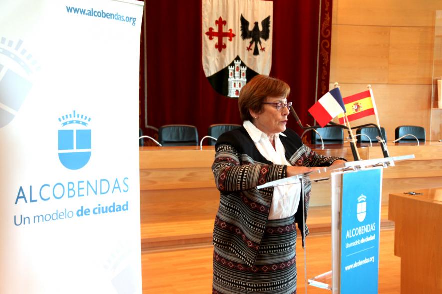 Recepción a la Asociación de Jumelage de Epinay - Imagen de persona dirigiéndose al público asistente.