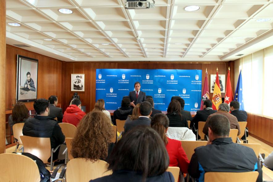 Recepción Delegación de Chile -  Imagen del alcalde García de Vinuesa dirigiendo una palabras al público asistente al acto.