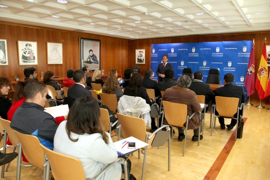 Recepción Delegación de Chile -  Imagen del alcalde García de Vinuesa dirigiendo una palabras al público asistente al acto.