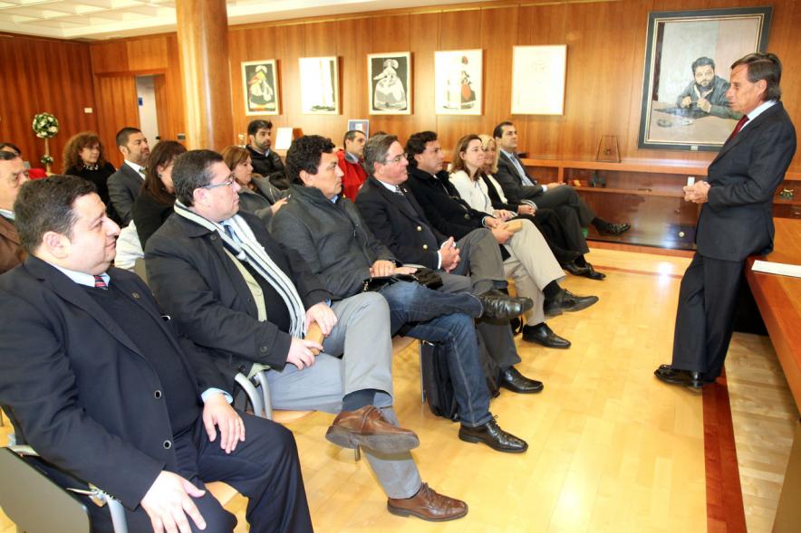 Recepción Delegación de Chile -  Imagen del alcalde García de Vinuesa dirigiendo una palabras al público asistente al acto.