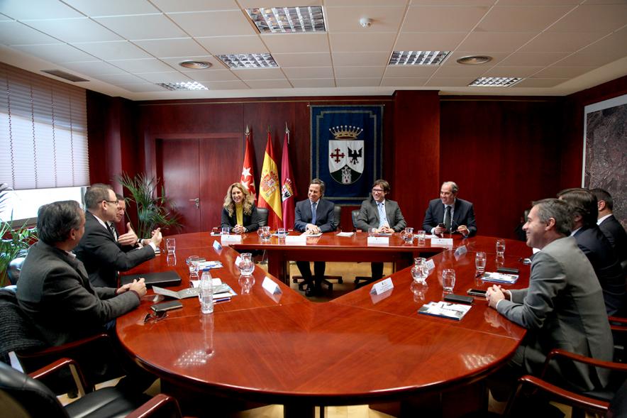 Recepción de Delegación Portuguesa - Imagen de la mesa redonda con la delegación portuguesa y los representantes de Alcobendas.