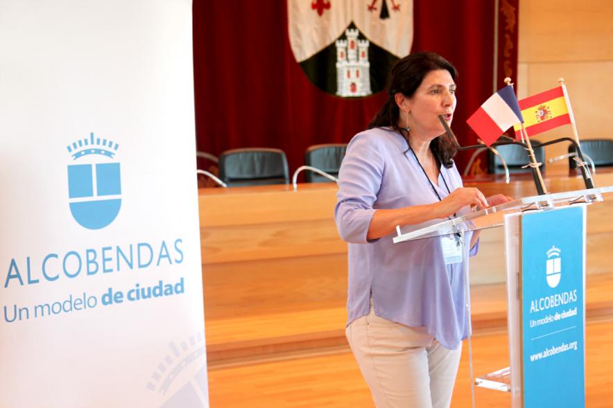 Recepción a la Asociación de Jumelage de Epinay - Imagen de persona dirigiéndose al público asistente.