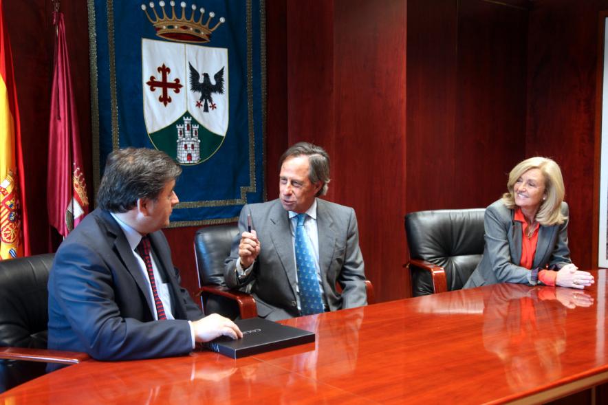 Recepción al Alcalde de Colina (Chile) -  La concejal con los dos alcaldes.