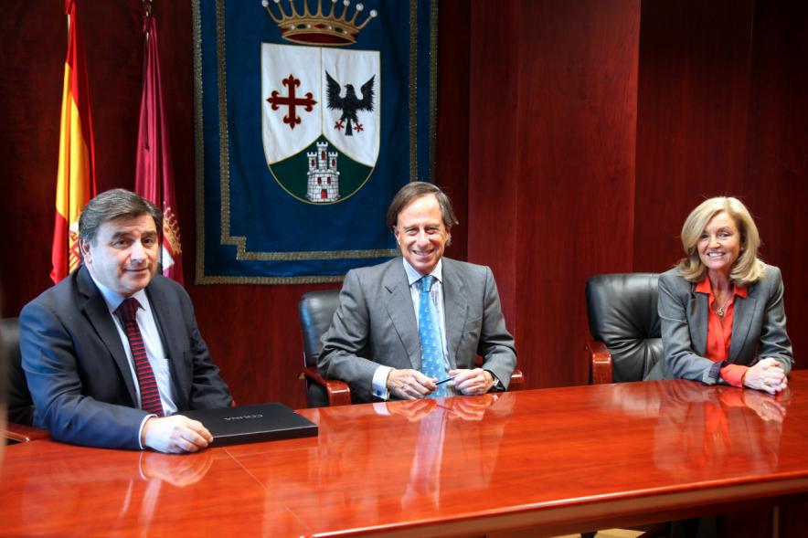 Recepción al Alcalde de Colina (Chile) -  Los dos alcaldes con la concejal.