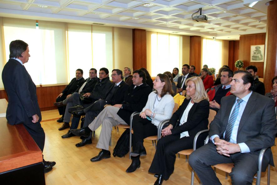 Recepción Delegación de Chile -  Imagen del alcalde García de Vinuesa dirigiendo una palabras al público asistente al acto.