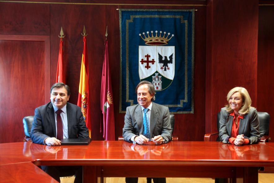 Recepción al Alcalde de Colina (Chile) -   Los dos alcaldes con la concejal.