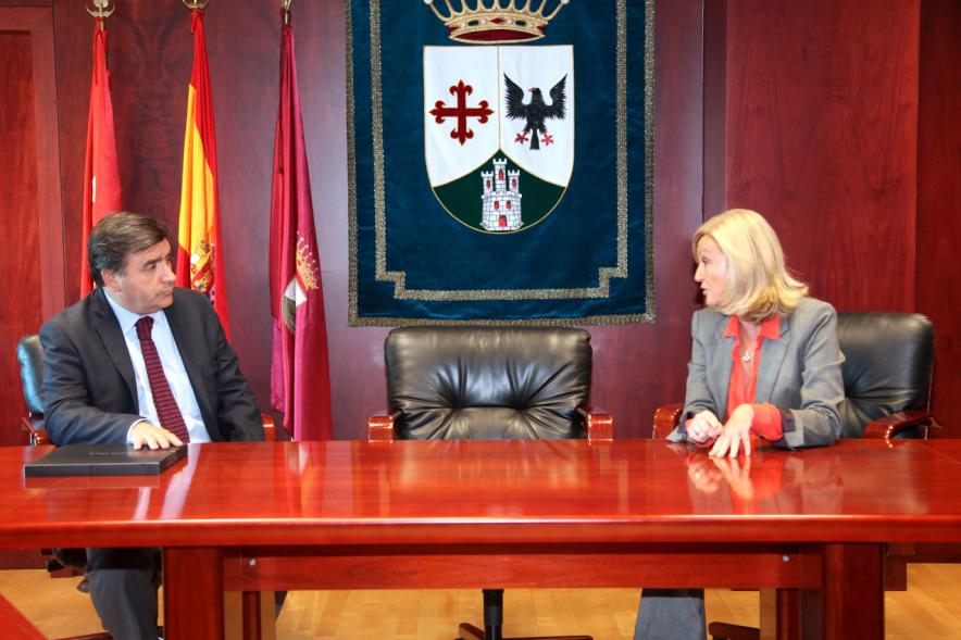Recepción al Alcalde de Colina (Chile) -  El alcalde de Chile con la concejal .