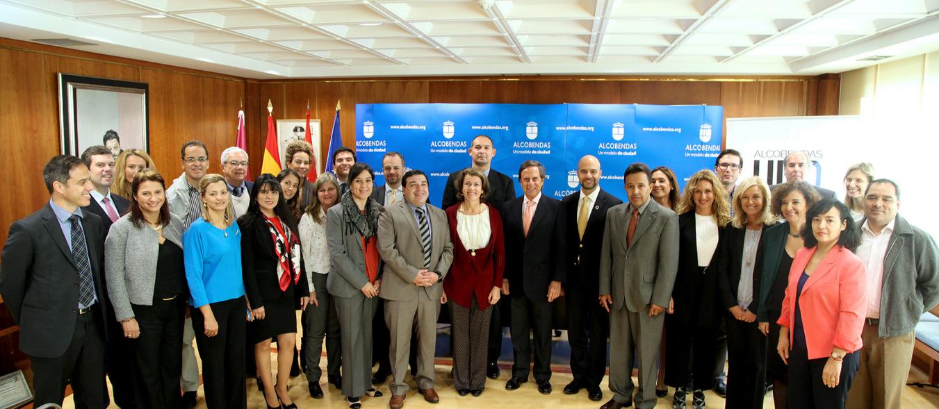Recepción Delegación Iberoamericana IIº Edición Programa Liderazgo Público (Fundación Carolina) - Posado grupal de todos los asistentes. 