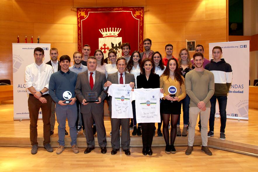 Recepción del Club Natación - Posado grupal de las autoridades y el equipo.