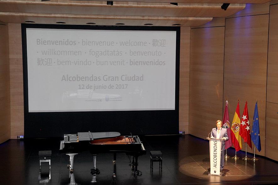 Recepción Diplomática Alcobendas Gran Ciudad - Imagen del alcalde García de Vinuesa dirigiéndose al público asistente.