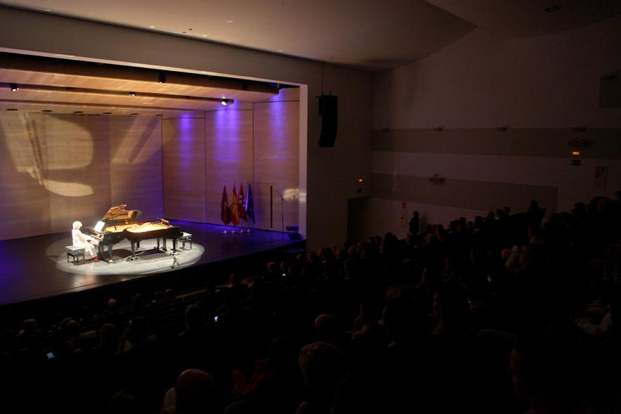 Recepción Diplomática Alcobendas Gran Ciudad - Imagen panorámica del escenario donde está actuando una pianista.