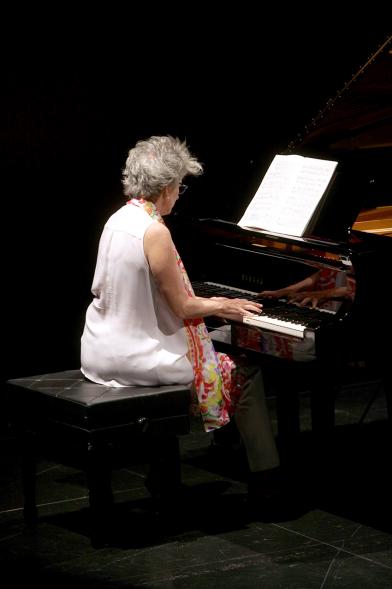 Recepción Diplomática Alcobendas Gran Ciudad - Imagen primer plano de la pianista en un momento de su actuación.