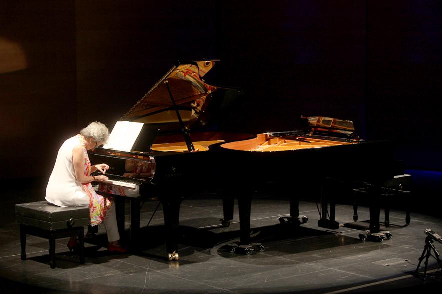 Recepción Diplomática Alcobendas Gran Ciudad - Imagen de la pianista en un momento de su actuación.