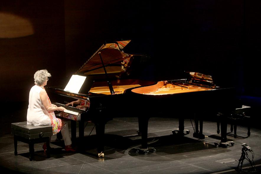 Recepción Diplomática Alcobendas Gran Ciudad - Imagen de la pianista en un momento de su actuación.