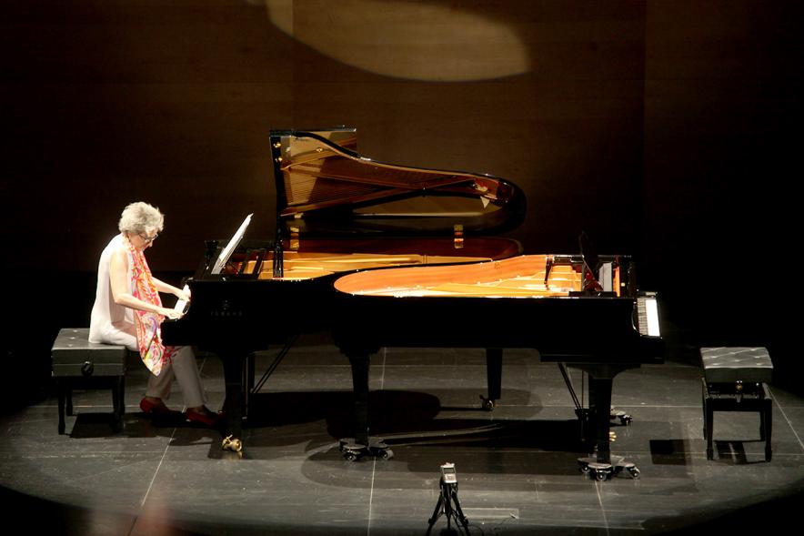 Recepción Diplomática Alcobendas Gran Ciudad - Imagen de la pianista en un momento de su actuación.