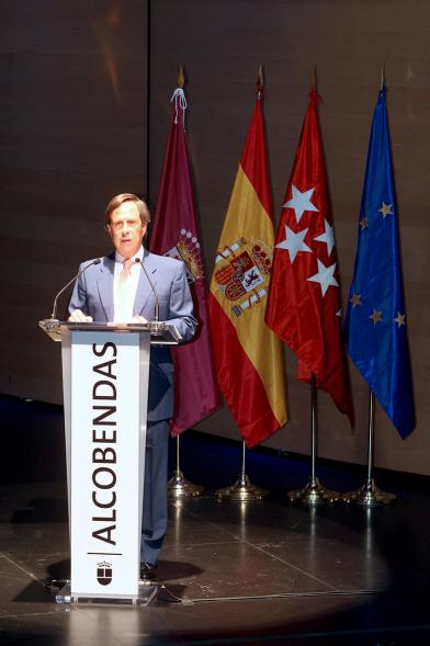 Recepción Diplomática Alcobendas Gran Ciudad - Imagen del alcalde García de Vinuesa dirigiéndose al público asistente.