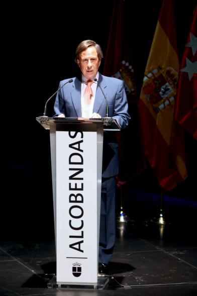 Recepción Diplomática Alcobendas Gran Ciudad - Imagen del alcalde García de Vinuesa dirigiéndose al público asistente.