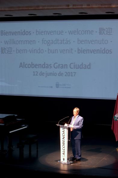 Recepción Diplomática Alcobendas Gran Ciudad - Imagen lejana del escenario donde el alcalde García de Vinuesa está dirigiéndose al público asistente.