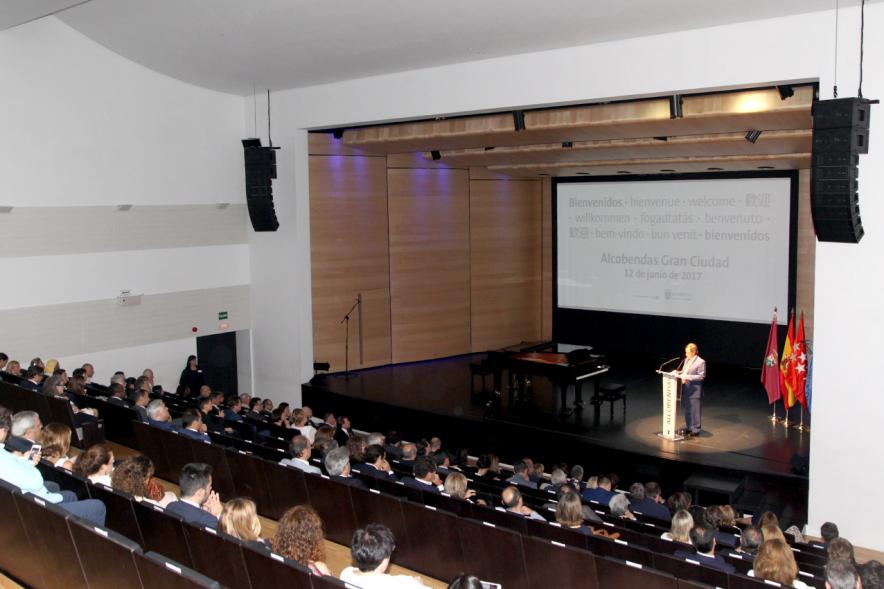 Recepción Diplomática Alcobendas Gran Ciudad - Imagen lejana del escenario donde el alcalde García de Vinuesa está dirigiéndose al público asistente.