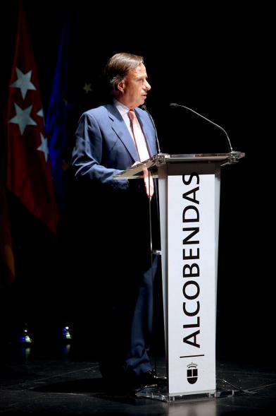 Recepción Diplomática Alcobendas Gran Ciudad - Imagen del alcalde García de Vinuesa dirigiéndose al público asistente.