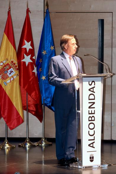 Recepción Diplomática Alcobendas Gran Ciudad - Imagen del alcalde García de Vinuesa dirigiéndose al público asistente.