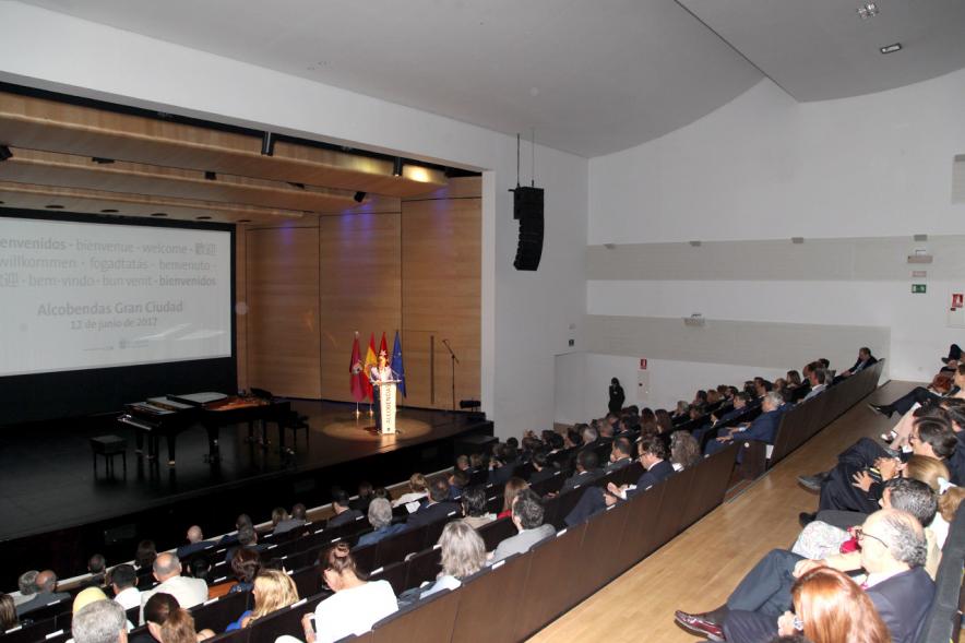 Recepción Diplomática Alcobendas Gran Ciudad - Imagen lejana del escenario donde el alcalde García de Vinuesa está dirigiéndose al público asistente.