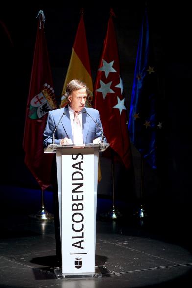 Recepción Diplomática Alcobendas Gran Ciudad - Imagen del alcalde García de Vinuesa dirigiéndose al público asistente.