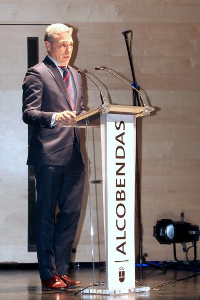 Recepción Diplomática Alcobendas Gran Ciudad - Imagen de un hombre dirigiéndose al público asistente.