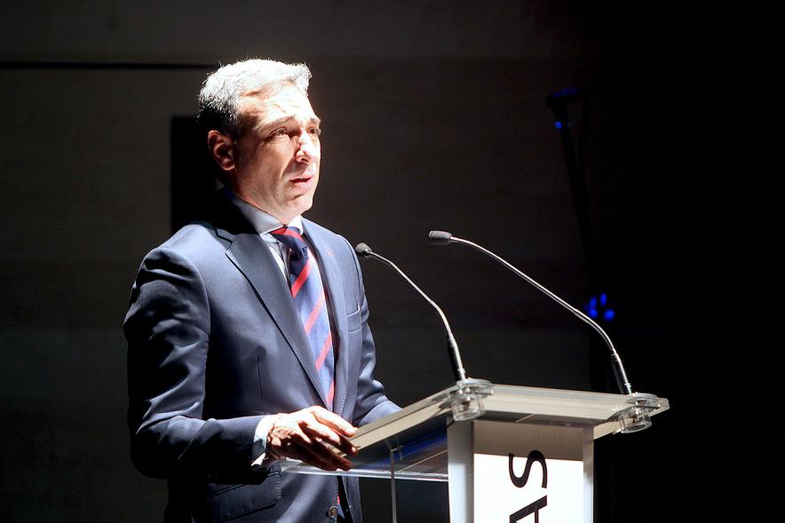 Recepción Diplomática Alcobendas Gran Ciudad - Imagen de un hombre dirigiéndose al público asistente.