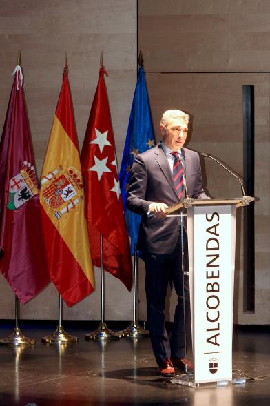 Recepción Diplomática Alcobendas Gran Ciudad - Imagen de un hombre dirigiéndose al público asistente.