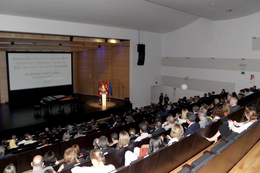 Recepción Diplomática Alcobendas Gran Ciudad - Imagen lejana del escenario donde un hombre está dirigiéndose al público asistente.