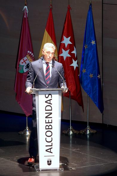 Recepción Diplomática Alcobendas Gran Ciudad - Imagen de un hombre dirigiéndose al público asistente.