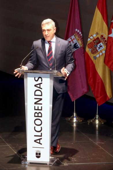 Recepción Diplomática Alcobendas Gran Ciudad - Imagen de un hombre dirigiéndose al público asistente.