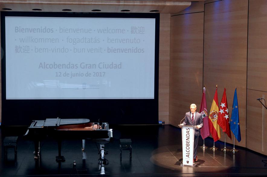 Recepción Diplomática Alcobendas Gran Ciudad - Imagen de un hombre dirigiéndose al público asistente.